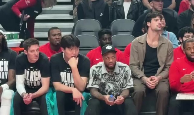 世界杯官方网站入口-静静等待机会！小吧拍到杨瀚森坐在利拉德旁 认真观察场上局势