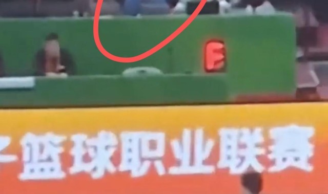 世界杯官方平台-付豪撞飞徐杰，辽篮技术台竟带头鼓掌？焦泊乔还被辽篮球迷辱骂
