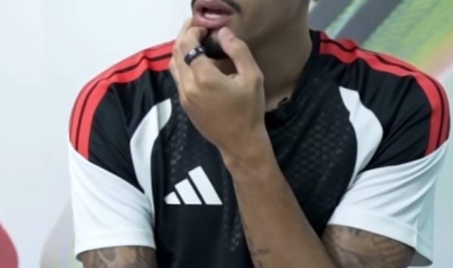 世界杯官网-把巴萨更衣室组成家庭？拉菲尼亚：我当父亲，莱万和3C当爷爷